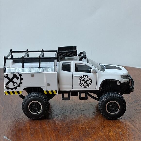 Maisto Diecast 8 Piece Car & Truck Lot Garbage Pickup Trucks - Picture 9 of 16